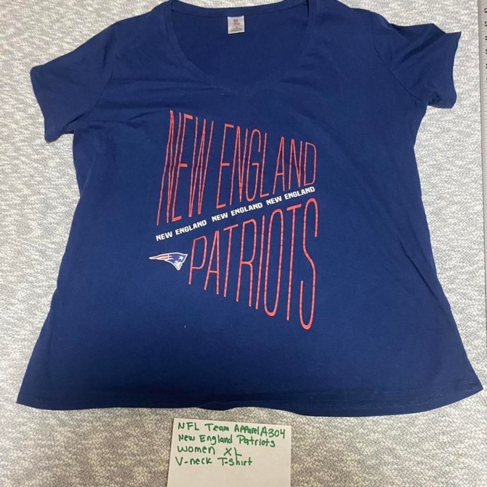 NFL New England Patriots navy blue V-neck T-shirt women XL. SKU-A304 #NFL